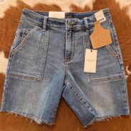 Sammy-Mid Rise Bermudas With Back Flap Pockets